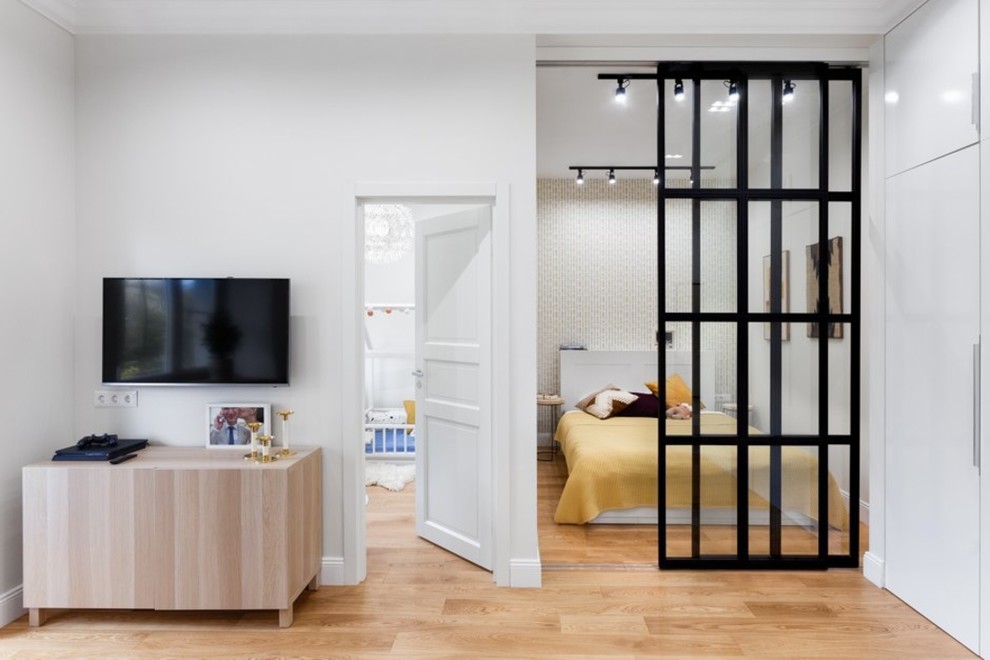 Idéer för mellanstora minimalistiska allrum med öppen planlösning, med ett musikrum, vita väggar, mellanmörkt trägolv och en väggmonterad TV