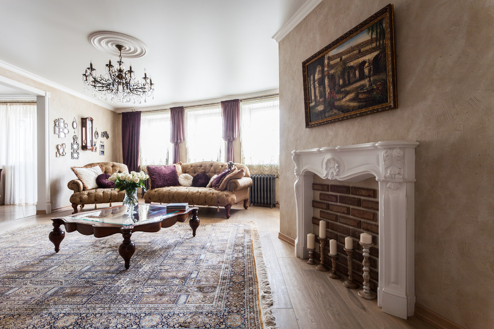 Inspiration för klassiska vardagsrum, med ett finrum, beige väggar och ljust trägolv