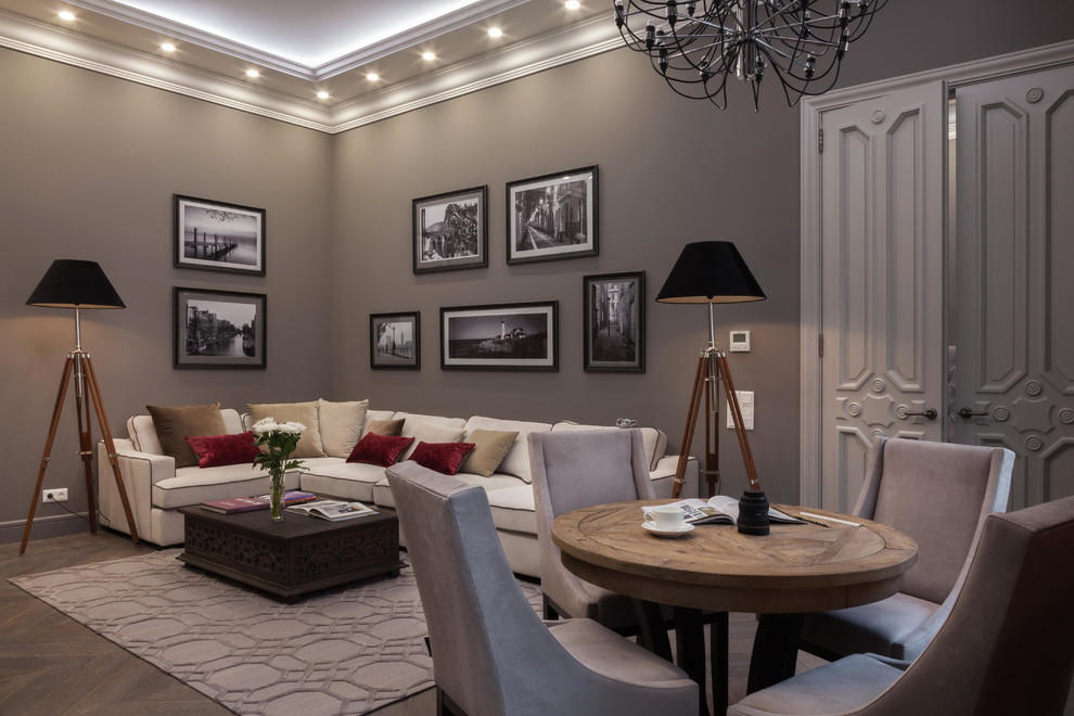 Ejemplo de salón para visitas abierto clásico renovado con paredes grises y suelo de madera en tonos medios