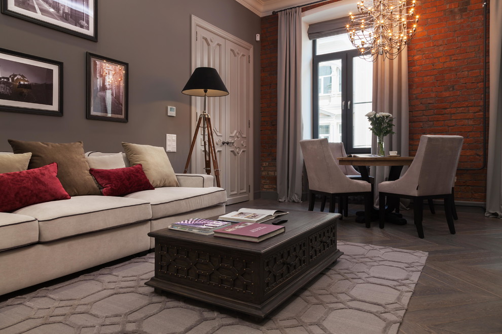 Imagen de salón para visitas abierto clásico renovado de tamaño medio con paredes grises y suelo de madera en tonos medios