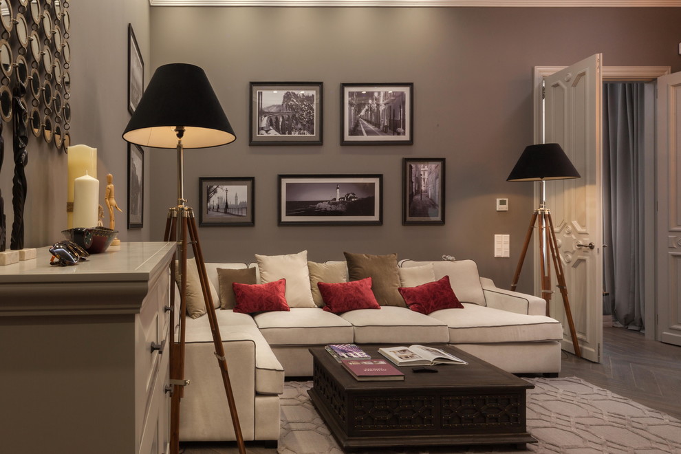 Стильный дизайн: парадная, открытая гостиная комната среднего размера в стиле неоклассика (современная классика) с серыми стенами и паркетным полом среднего тона - последний тренд