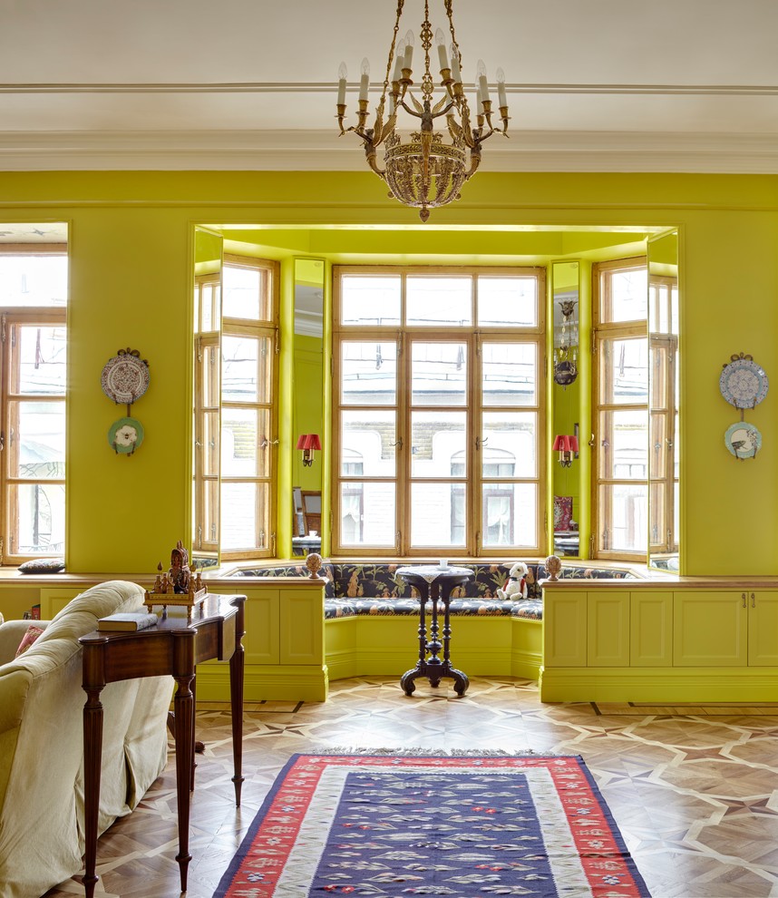 Immagine di un soggiorno chic con pareti gialle