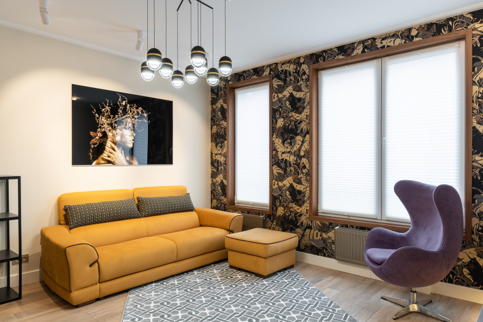 Réalisation d'un salon design avec un mur multicolore, un sol en bois brun, un sol marron et du papier peint.