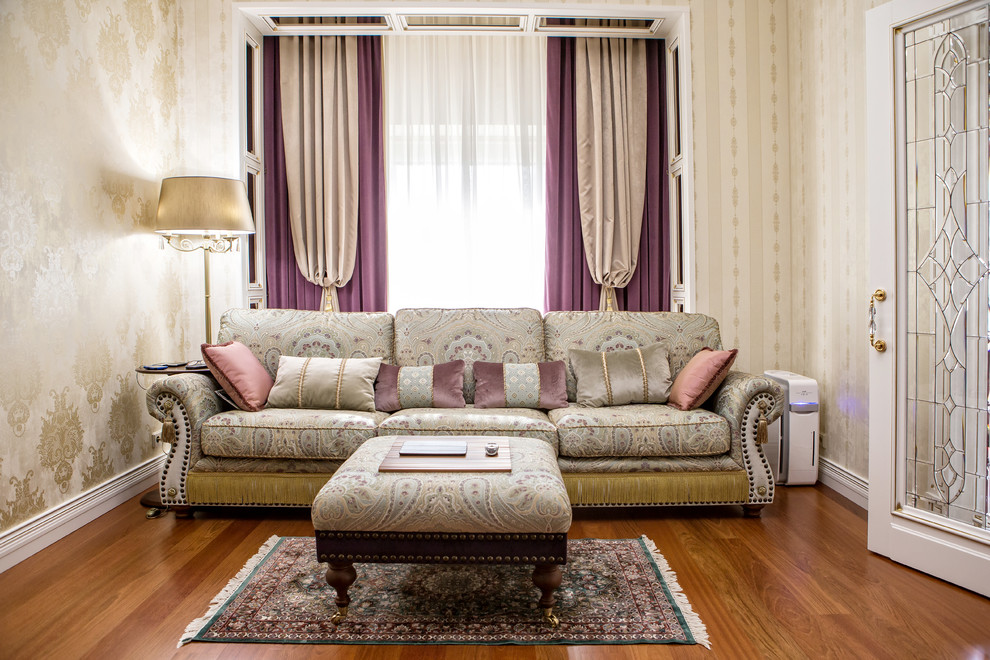 Großes, Abgetrenntes Klassisches Wohnzimmer mit beiger Wandfarbe, braunem Holzboden und braunem Boden in Moskau