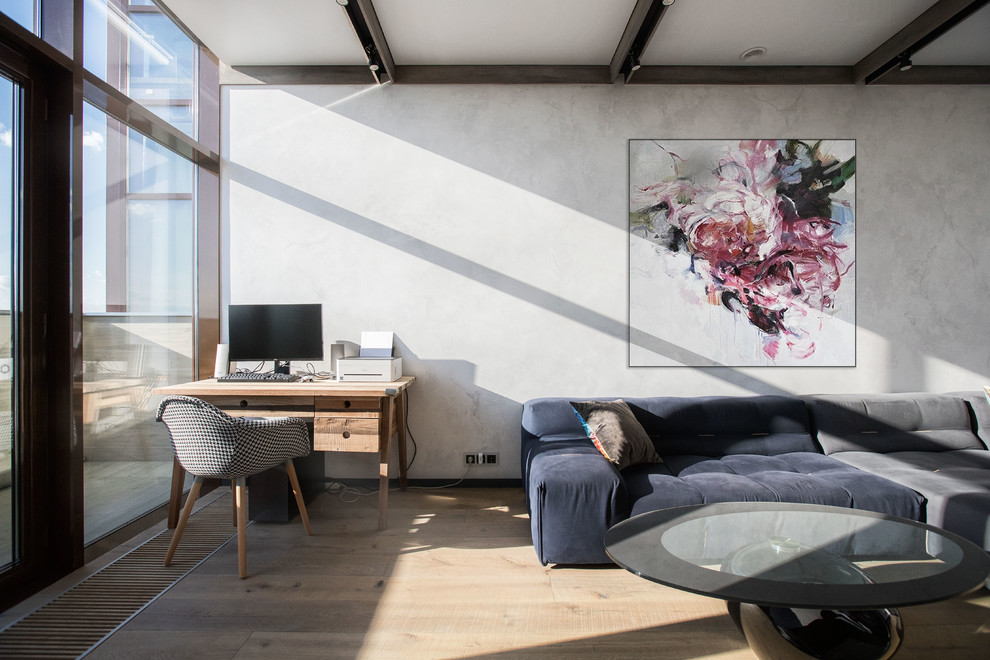 Ispirazione per un soggiorno design chiuso con sala formale, pareti grigie, pavimento in legno massello medio, TV a parete e pavimento marrone