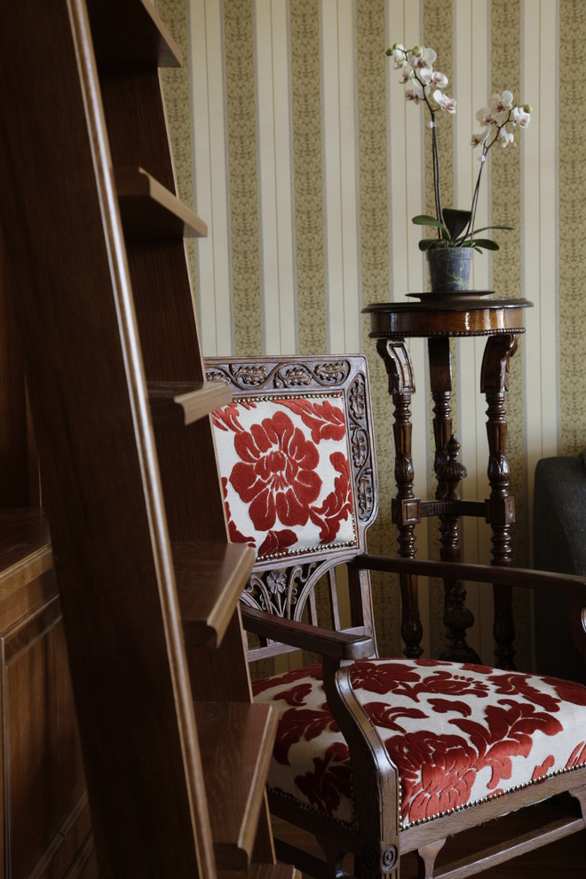 Стильный дизайн: гостиная комната в стиле ретро с коричневым полом - последний тренд