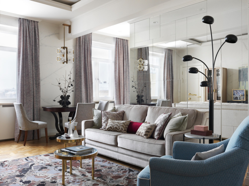 Esempio di un soggiorno design con pareti bianche, pavimento in legno massello medio, pavimento marrone e soffitto ribassato