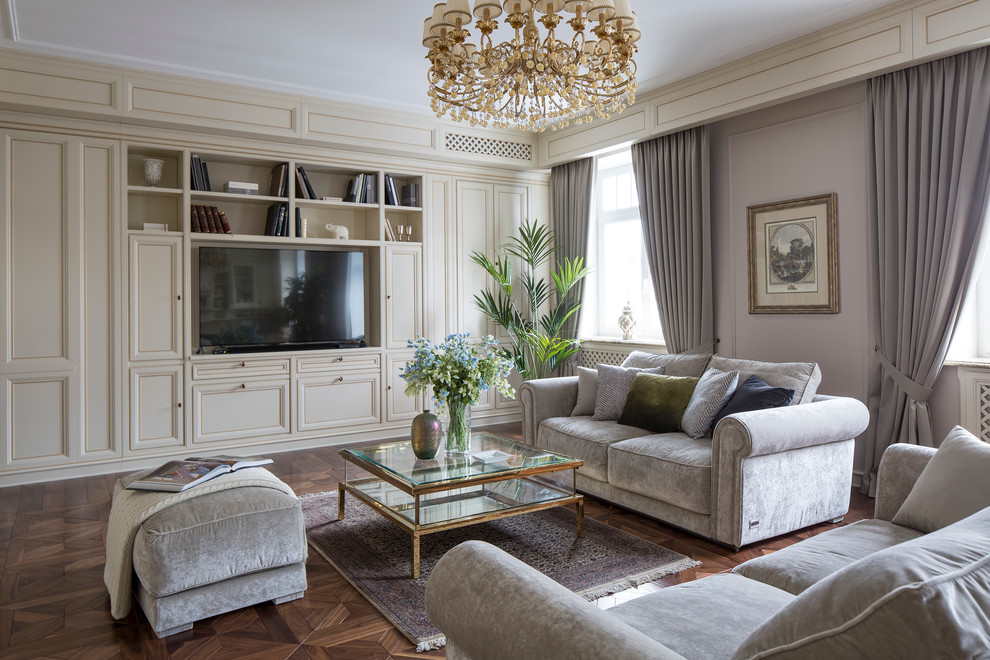 Idées déco pour un salon classique ouvert avec un mur beige, une salle de réception, un sol en bois brun et un téléviseur indépendant.