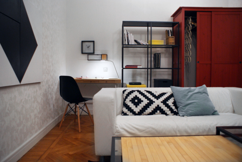 Пример оригинального дизайна: маленькая изолированная гостиная комната в скандинавском стиле с белыми стенами и паркетным полом среднего тона без телевизора для на участке и в саду