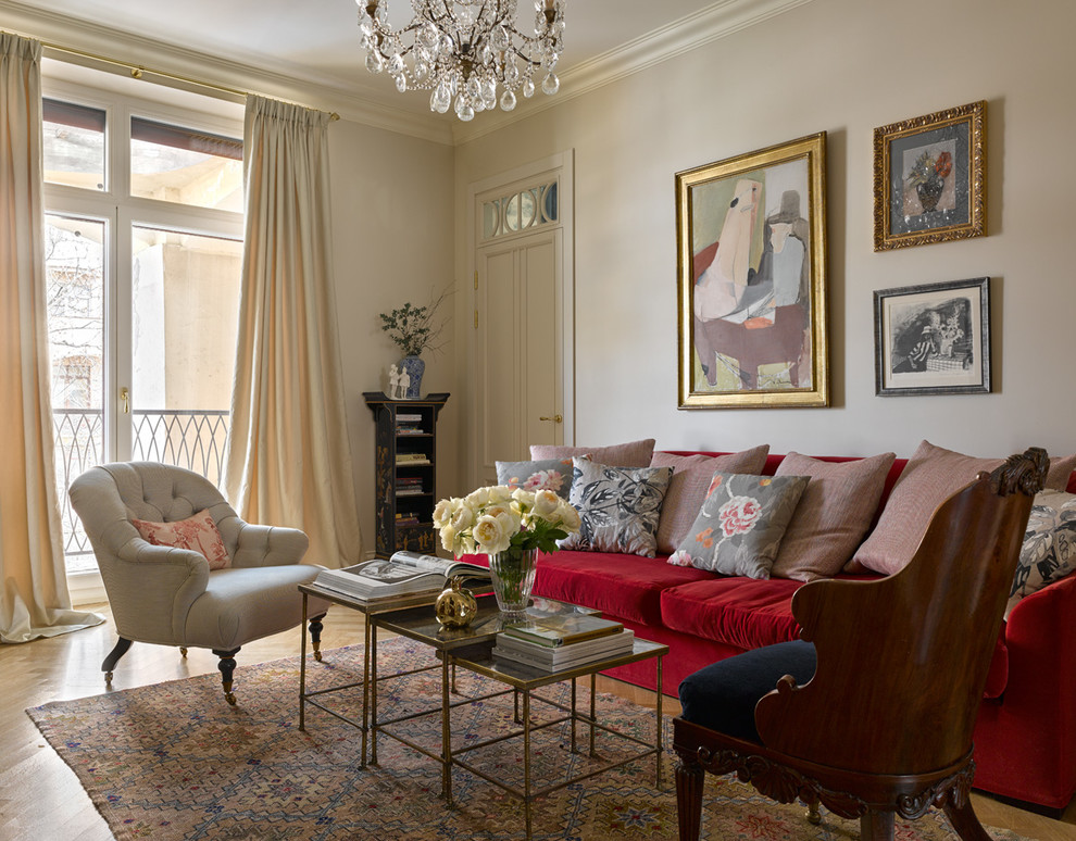 Ispirazione per un soggiorno tradizionale con sala formale, pareti beige e parquet chiaro