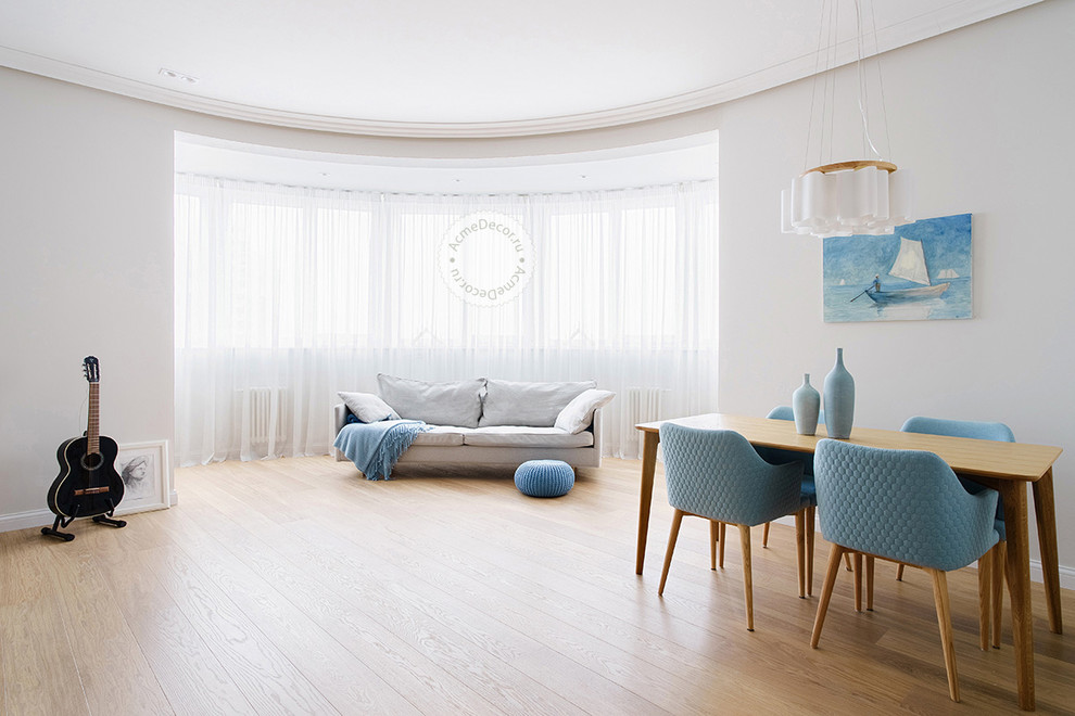 На фото: большая открытая гостиная комната в стиле неоклассика (современная классика) с серыми стенами, полом из линолеума и бежевым полом