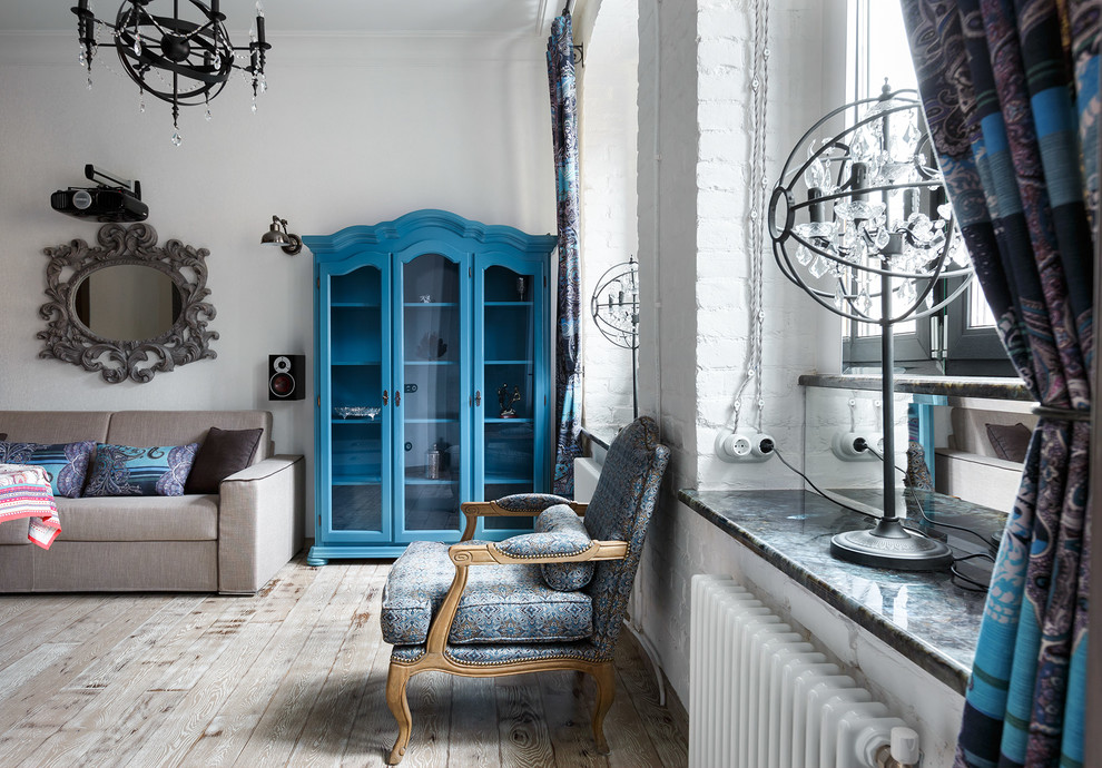 Repräsentatives, Offenes Stilmix Wohnzimmer ohne Kamin mit weißer Wandfarbe und hellem Holzboden in Sankt Petersburg