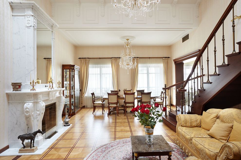 Idee per un soggiorno chic con sala formale, pareti beige, parquet chiaro, camino classico e cornice del camino in pietra