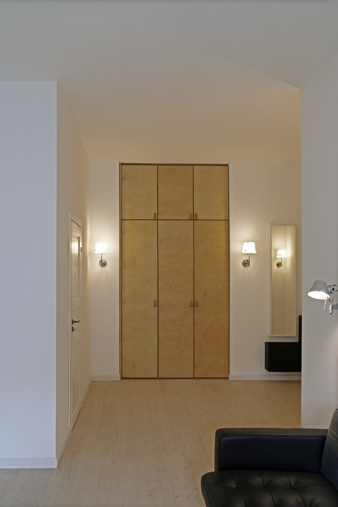 Свежая идея для дизайна: маленькая открытая гостиная комната в современном стиле с белыми стенами и светлым паркетным полом без камина, телевизора для на участке и в саду - отличное фото интерьера