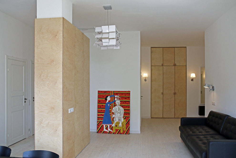 На фото: открытая гостиная комната среднего размера в современном стиле с белыми стенами и светлым паркетным полом без камина, телевизора с