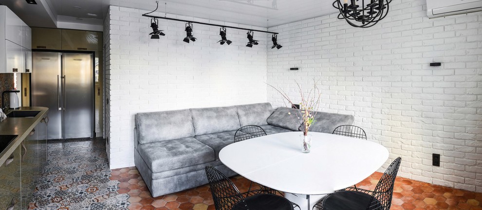 Ejemplo de salón abierto actual pequeño con paredes blancas, suelo de baldosas de terracota y suelo naranja