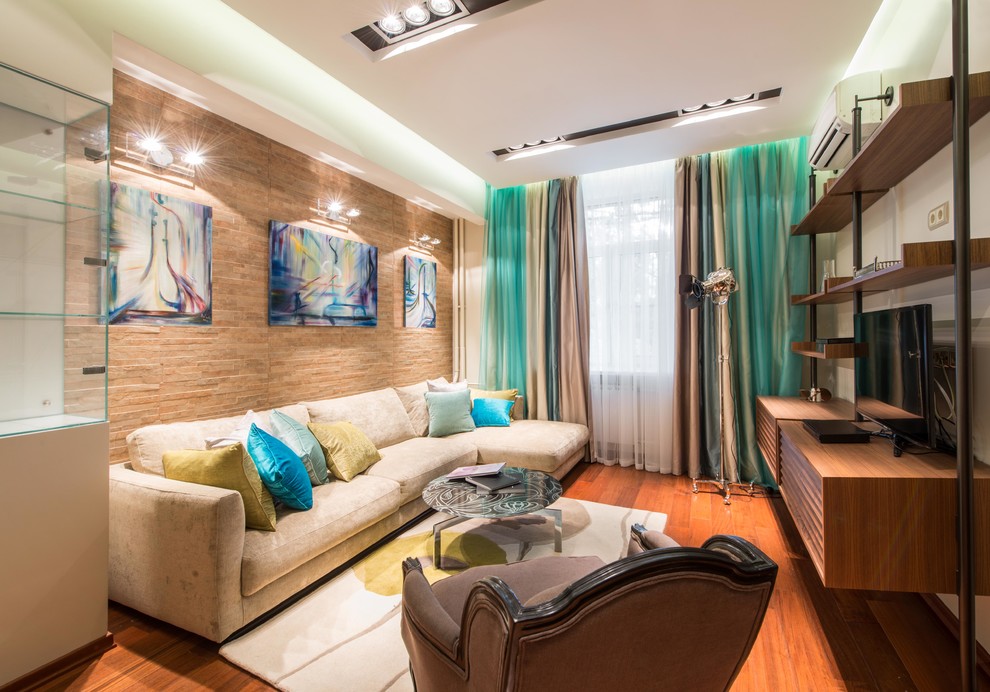 Modernes Wohnzimmer ohne Kamin mit weißer Wandfarbe, braunem Holzboden, freistehendem TV und Steinwänden in Moskau