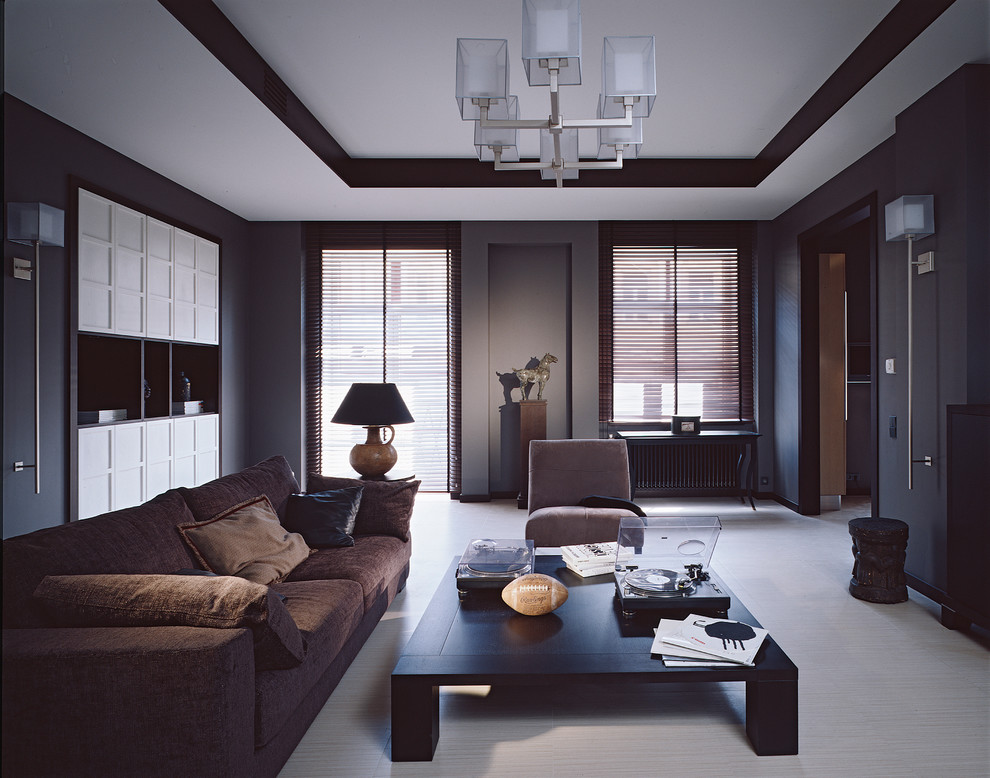 Foto di un soggiorno design con pareti marroni, pavimento con piastrelle in ceramica, TV nascosta e pavimento beige