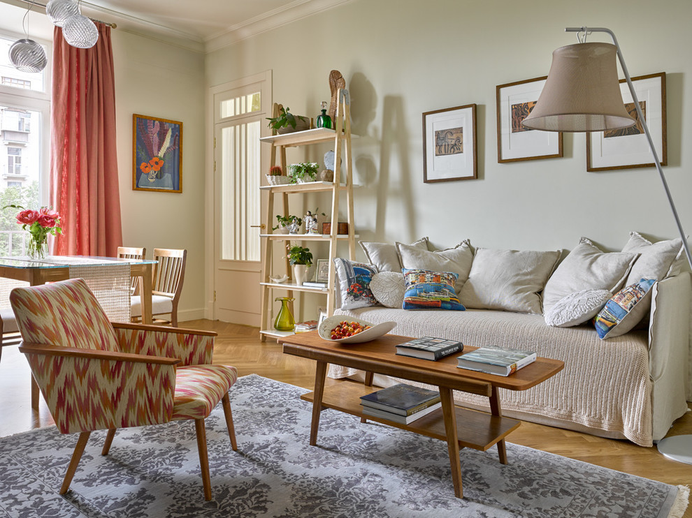 Idee per un soggiorno design chiuso con sala formale, pareti beige e pavimento in legno massello medio