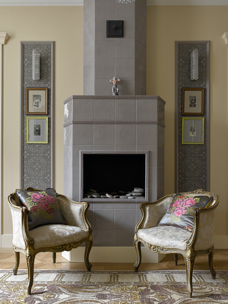 Inspiration pour un salon traditionnel fermé avec une salle de réception, un mur beige, parquet clair, une cheminée standard, un manteau de cheminée en carrelage et un sol beige.