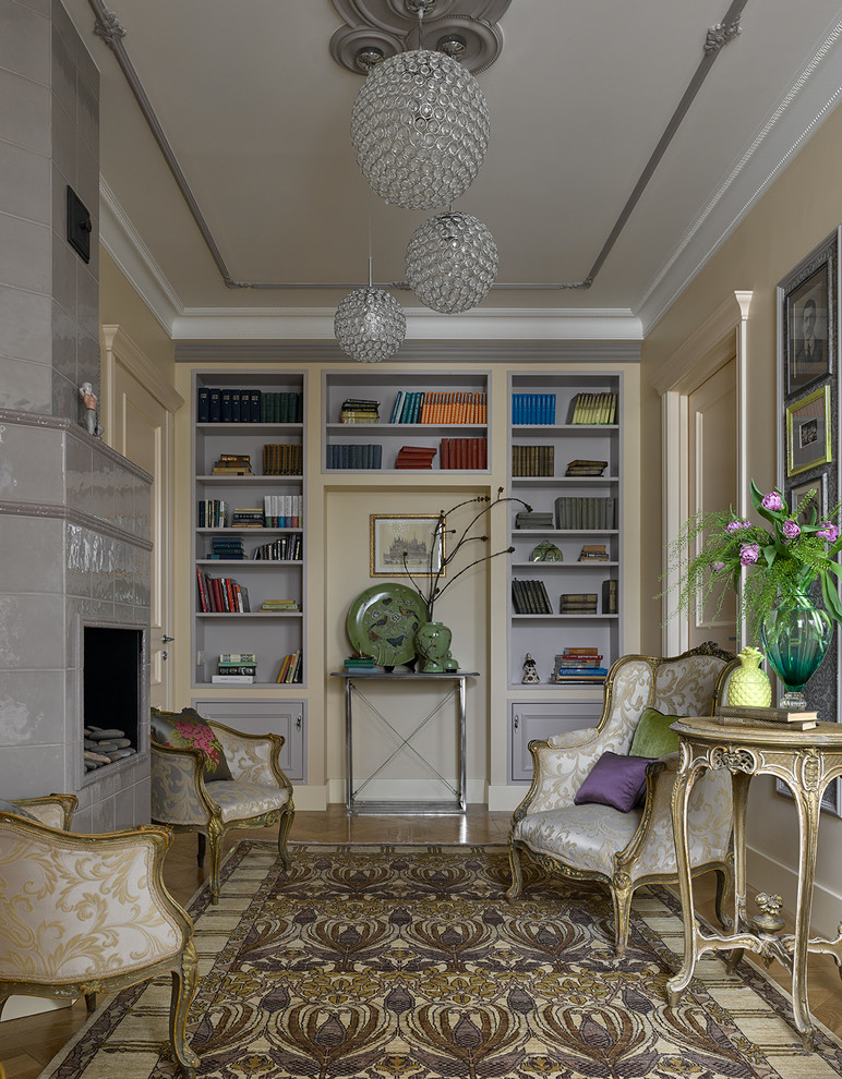 Repräsentatives, Abgetrenntes Klassisches Wohnzimmer mit beiger Wandfarbe, hellem Holzboden, Kamin, gefliester Kaminumrandung und beigem Boden in Moskau
