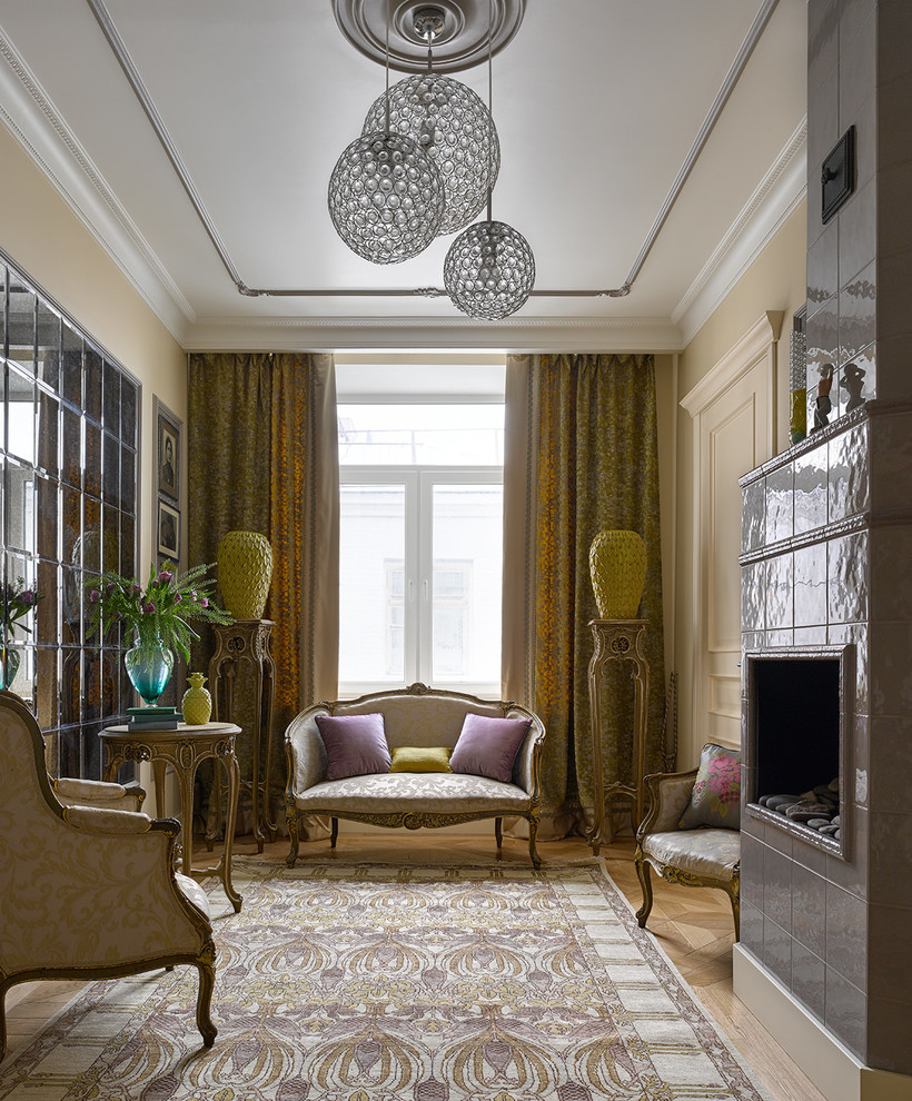 Стильный дизайн: парадная, изолированная гостиная комната в стиле неоклассика (современная классика) с бежевыми стенами, светлым паркетным полом, стандартным камином и бежевым полом - последний тренд