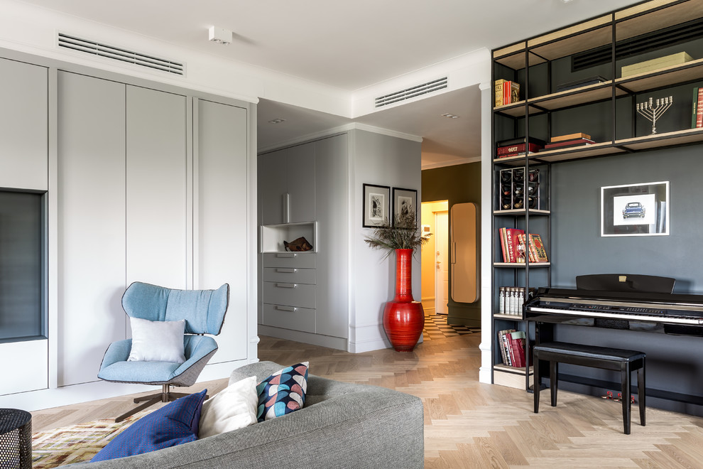 Foto di un soggiorno minimal di medie dimensioni e aperto con sala della musica, pareti grigie, pavimento in legno massello medio, TV a parete e pavimento beige