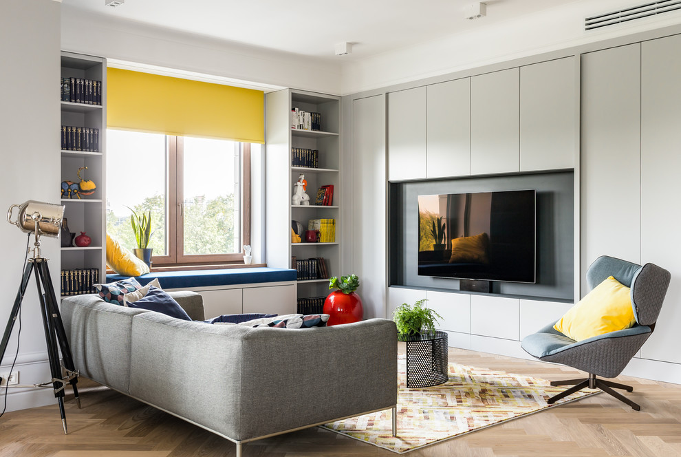 Diseño de salón con rincón musical abierto contemporáneo de tamaño medio con paredes grises, suelo de madera en tonos medios, televisor colgado en la pared y suelo beige