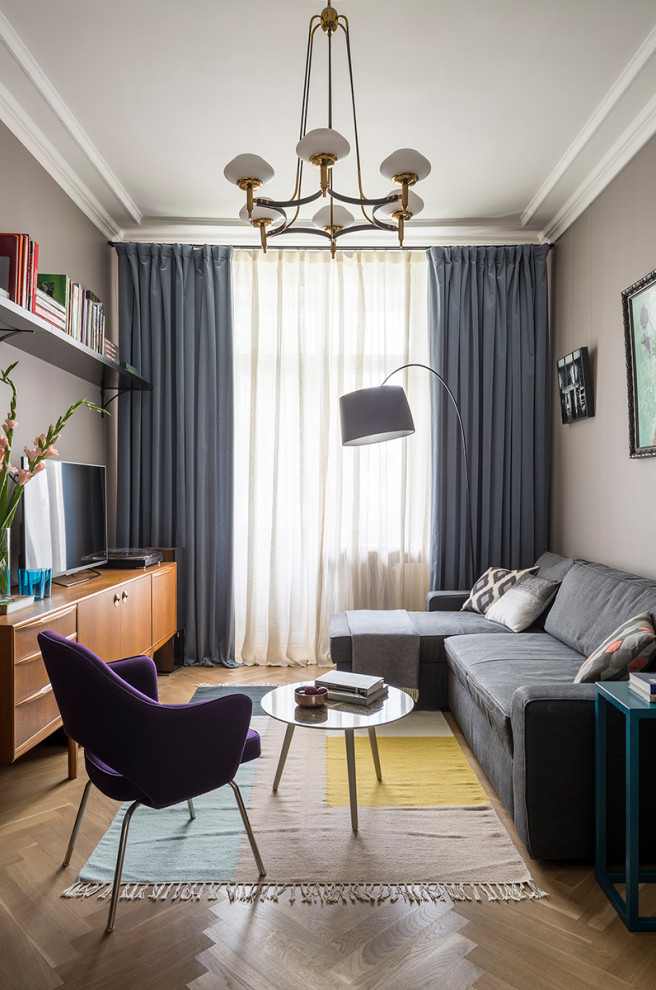 На фото: гостиная комната в современном стиле с светлым паркетным полом