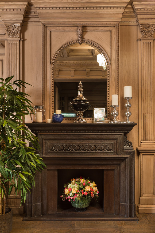 Foto de salón para visitas clásico con paredes marrones, suelo de madera en tonos medios, todas las chimeneas y marco de chimenea de madera