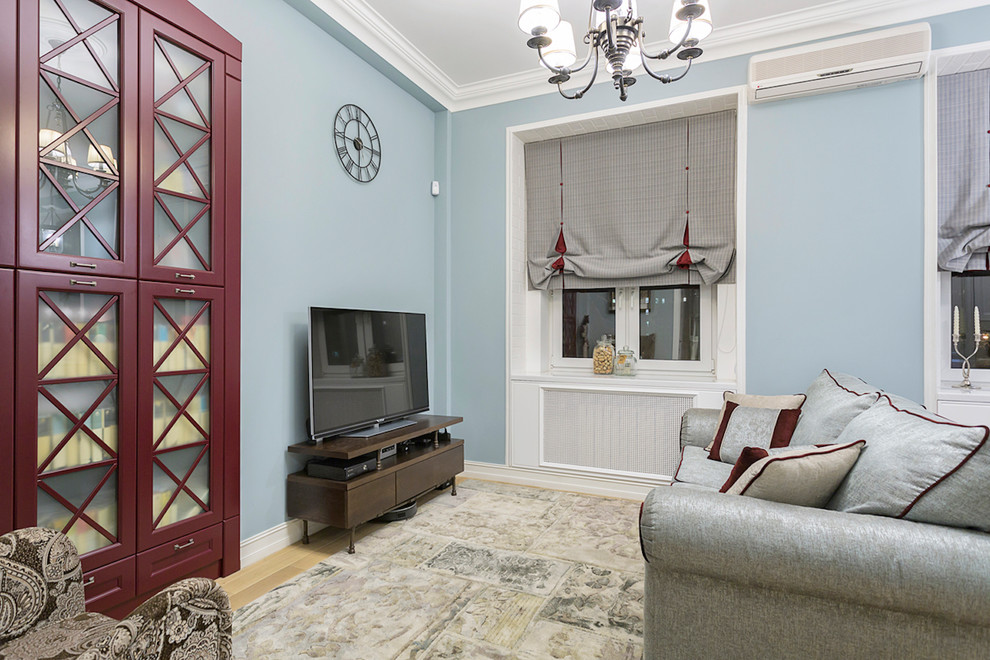 Свежая идея для дизайна: парадная, открытая гостиная комната в стиле неоклассика (современная классика) с синими стенами, ковровым покрытием, отдельно стоящим телевизором и бежевым полом - отличное фото интерьера