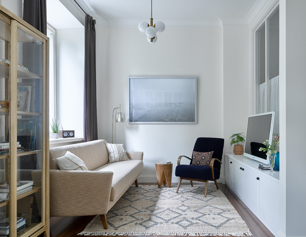 Пример оригинального дизайна: гостиная комната в современном стиле с белыми стенами и отдельно стоящим телевизором