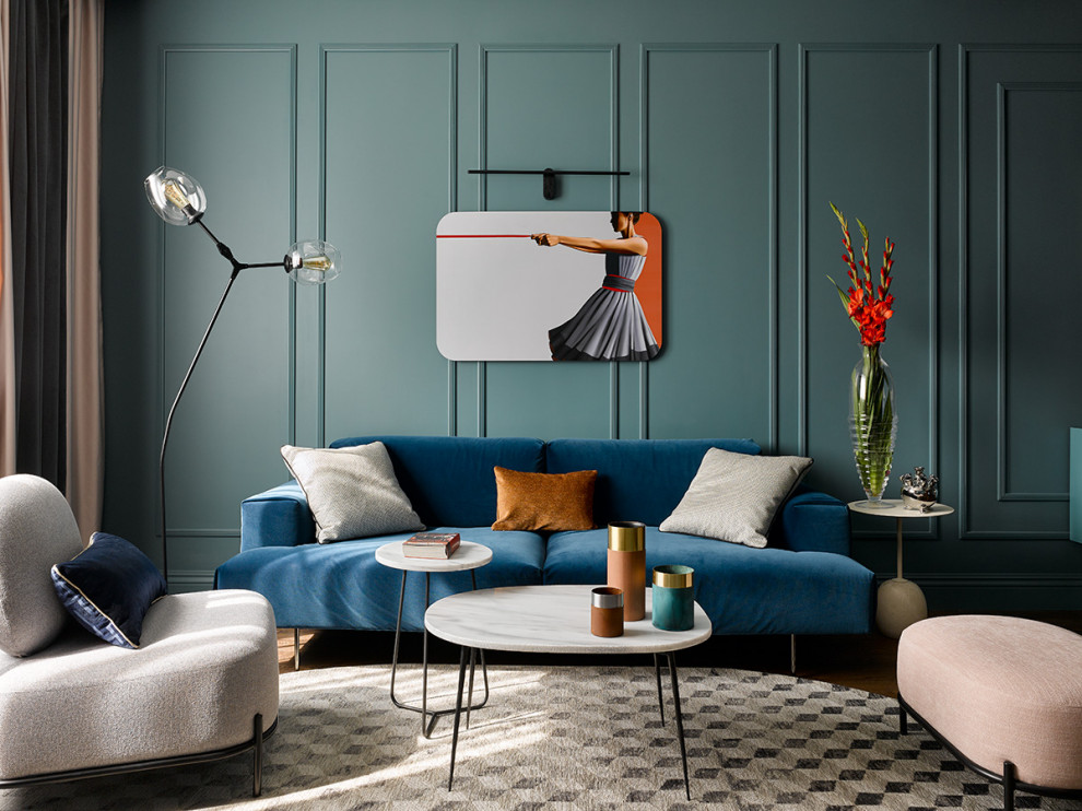 Идея дизайна: гостиная комната в современном стиле с синими стенами, темным паркетным полом, коричневым полом, панелями на части стены и синим диваном
