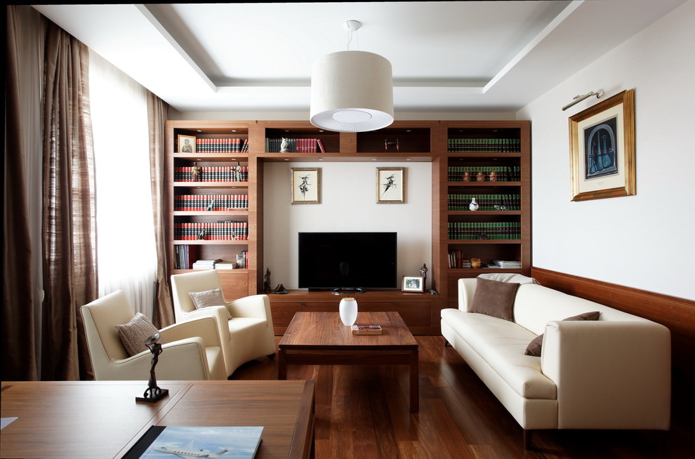 Imagen de salón para visitas clásico renovado con paredes blancas, suelo de madera oscura y pared multimedia