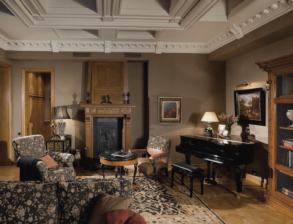Ejemplo de salón con rincón musical cerrado clásico con paredes marrones, todas las chimeneas, suelo de madera clara y suelo beige