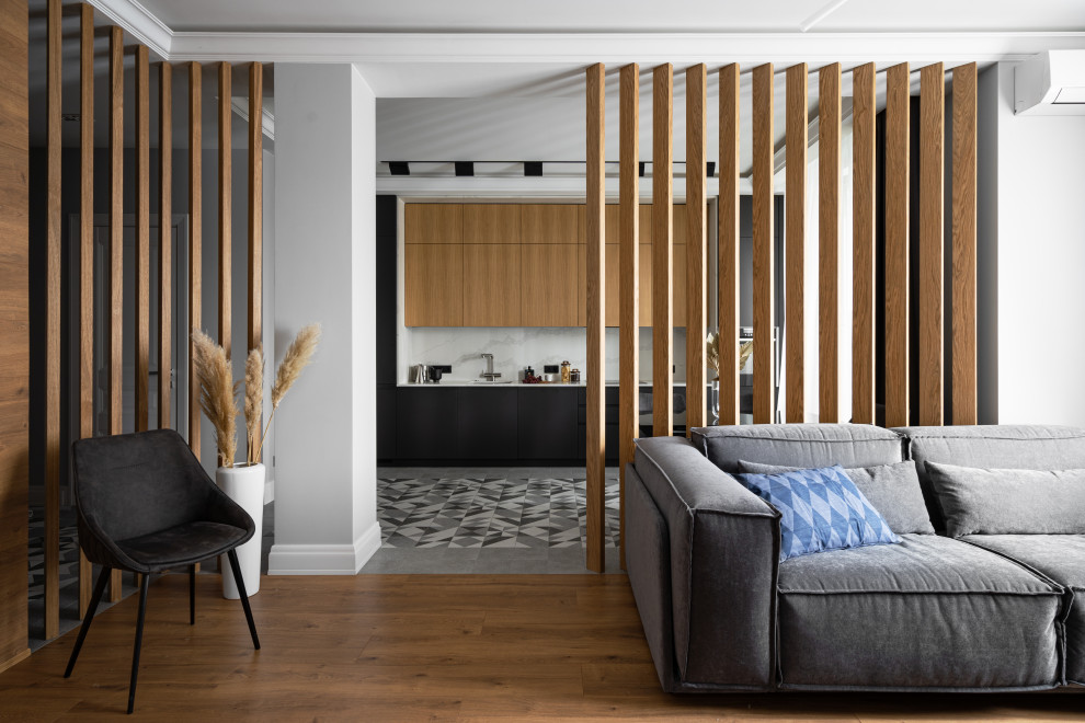Esempio di un soggiorno design di medie dimensioni e aperto con pavimento in legno massello medio, TV a parete, soffitto ribassato e pareti bianche