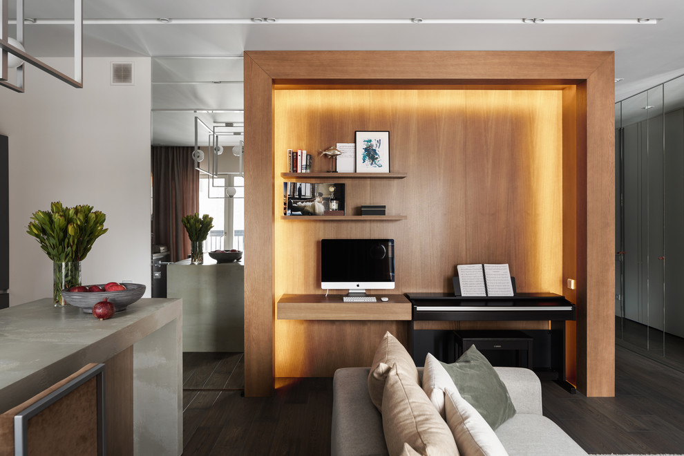 Пример оригинального дизайна: гостиная комната в современном стиле с белыми стенами и коричневым полом