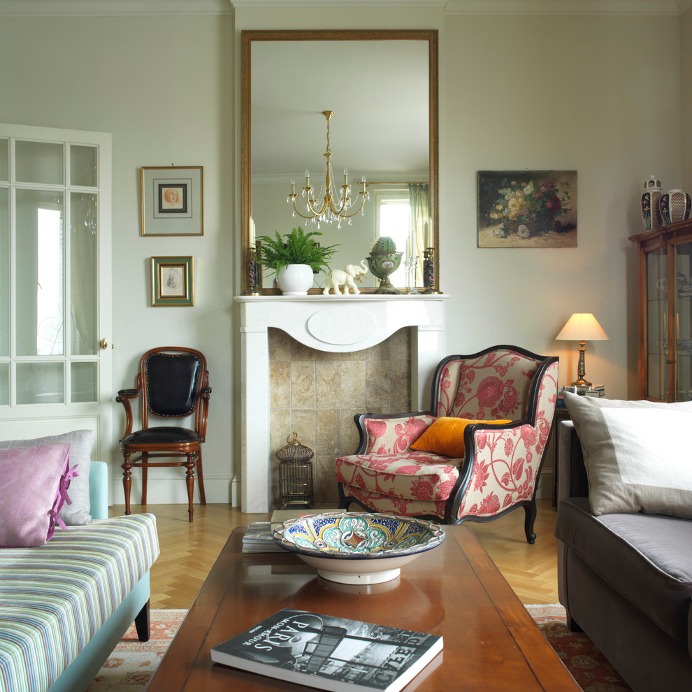 Foto di un soggiorno tradizionale con sala formale e parquet chiaro