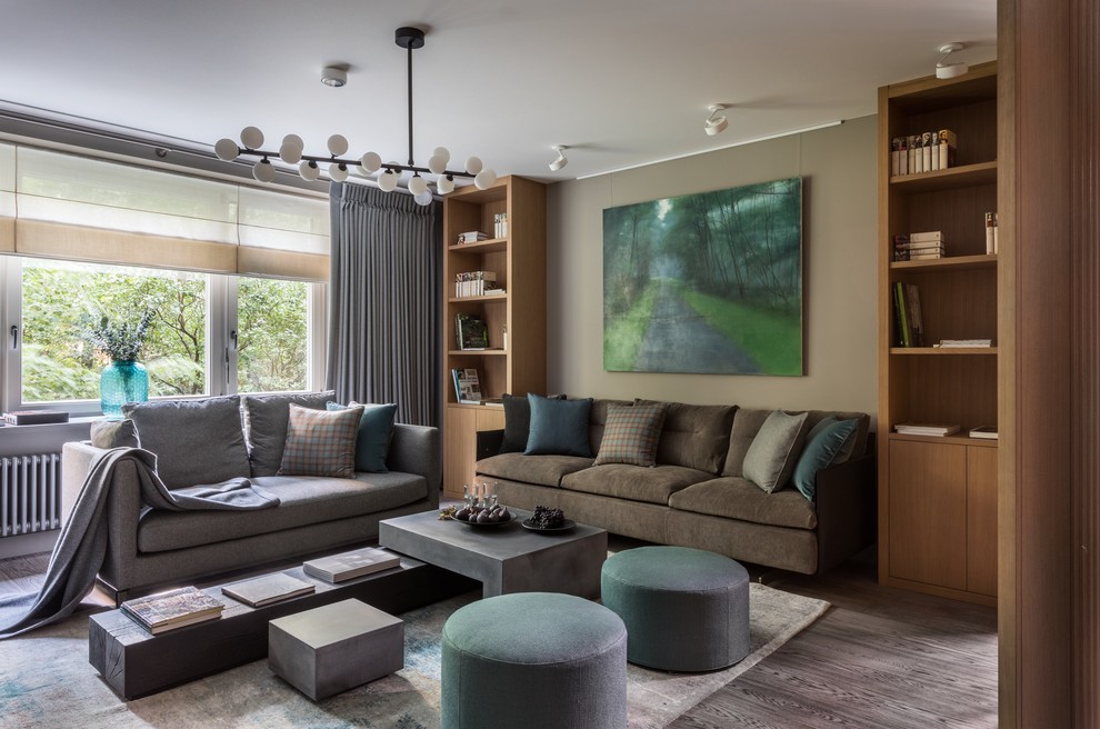 Idee per un soggiorno design di medie dimensioni con pareti beige, pavimento in legno massello medio e pavimento grigio