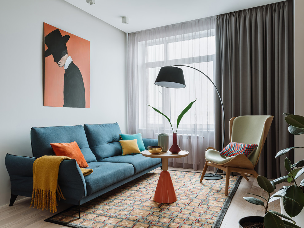 Modernes Wohnzimmer mit grauer Wandfarbe, hellem Holzboden und beigem Boden in Moskau