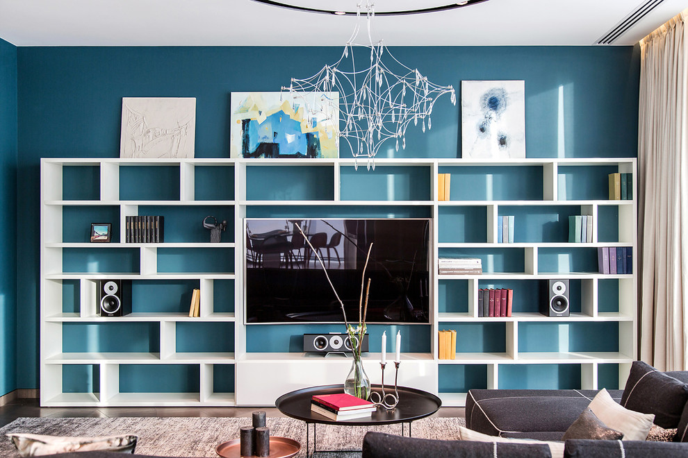 Idee per un soggiorno contemporaneo aperto con sala formale, pareti blu, moquette e TV a parete