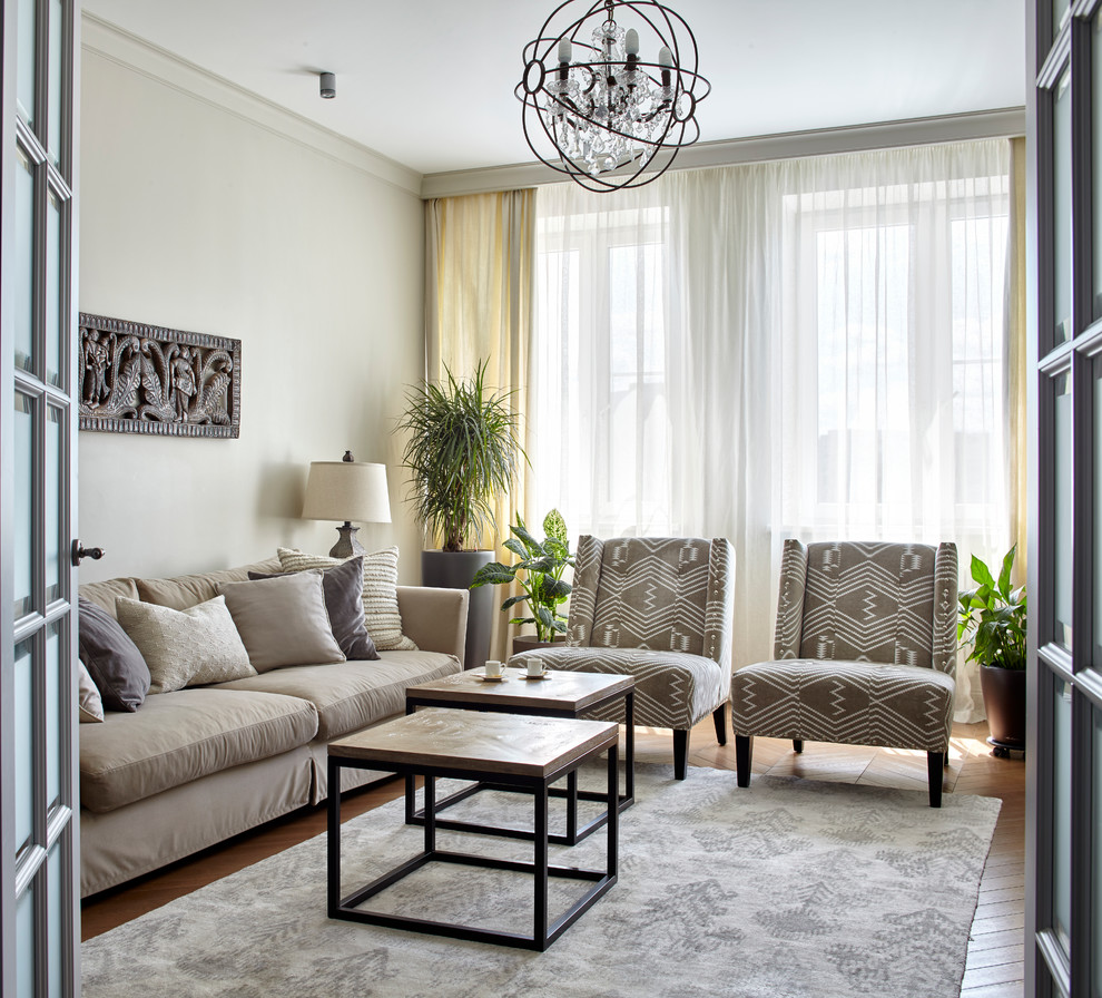 Idee per un soggiorno tradizionale chiuso con sala formale, pareti beige, pavimento in legno massello medio e pavimento marrone