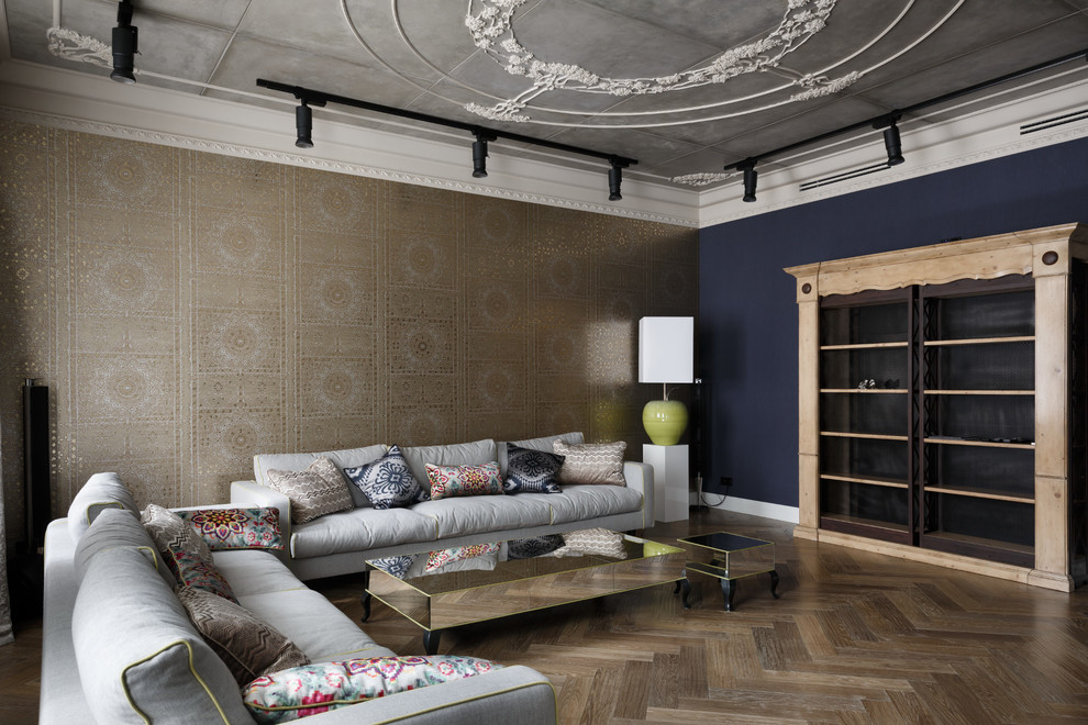 Idee per un soggiorno bohémian aperto con sala formale, pareti multicolore e pavimento in legno massello medio