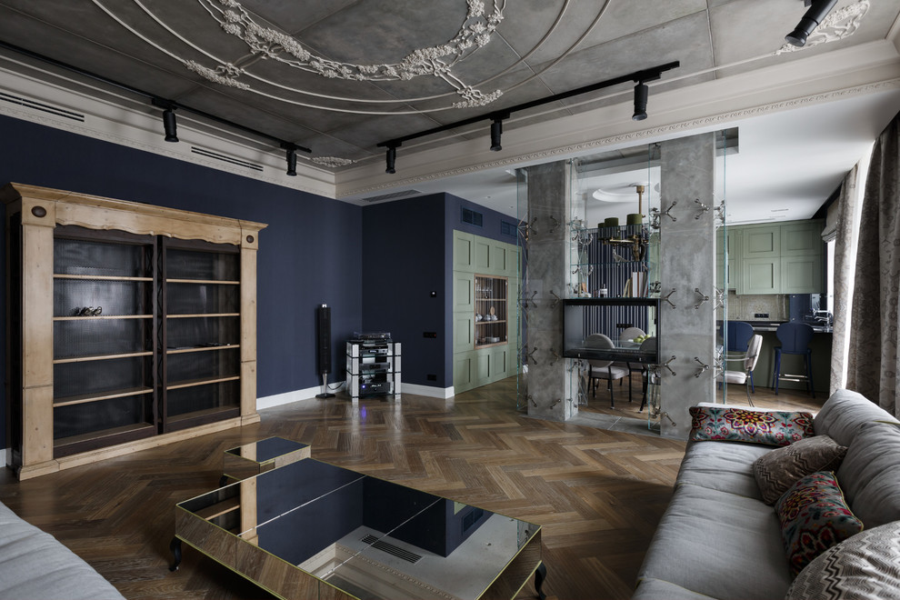 Repräsentatives, Offenes Eklektisches Wohnzimmer mit blauer Wandfarbe, braunem Holzboden und Tunnelkamin in Sankt Petersburg