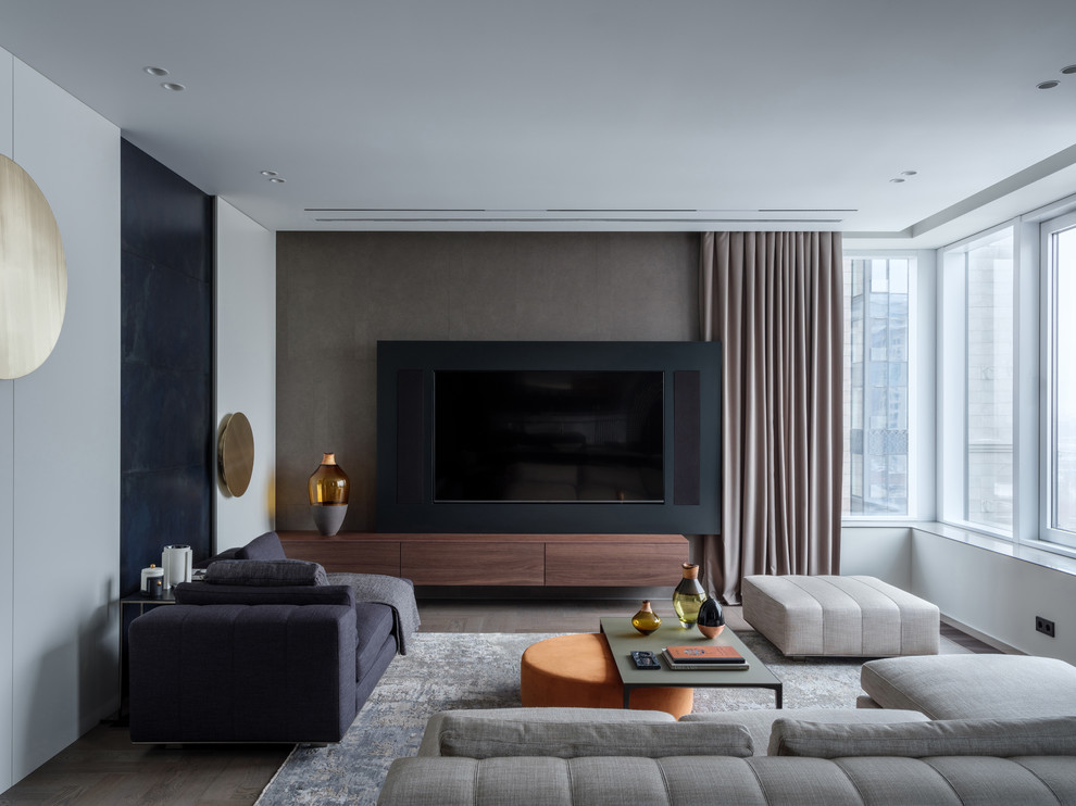 Esempio di un soggiorno contemporaneo con pavimento marrone, pareti beige, pavimento in legno massello medio e parete attrezzata