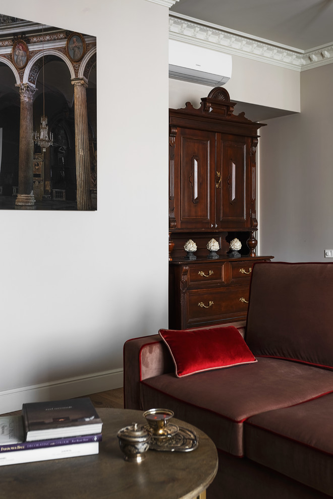 На фото: гостиная комната среднего размера в стиле фьюжн с серыми стенами и пробковым полом