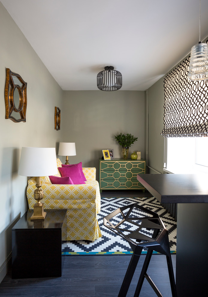 Свежая идея для дизайна: открытая гостиная комната в стиле фьюжн с серыми стенами, темным паркетным полом и черным полом - отличное фото интерьера