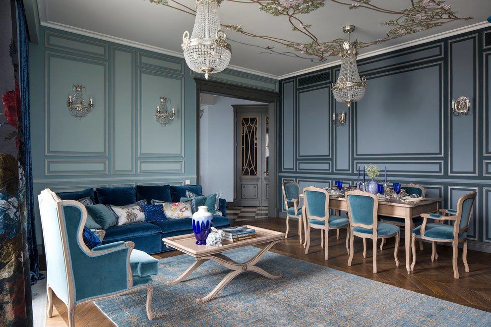 На фото: парадная гостиная комната в классическом стиле с синими стенами, паркетным полом среднего тона и коричневым полом с