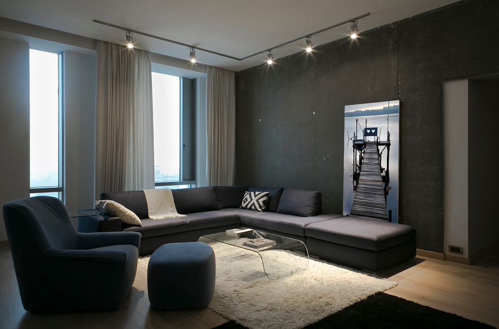 На фото: двухуровневая гостиная комната среднего размера в стиле лофт с серыми стенами, светлым паркетным полом, отдельно стоящим телевизором и бежевым полом с