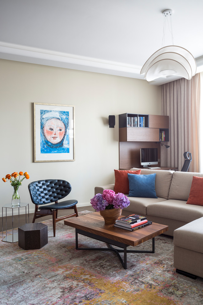 Repräsentatives, Offenes Modernes Wohnzimmer mit beiger Wandfarbe und Teppichboden in Moskau